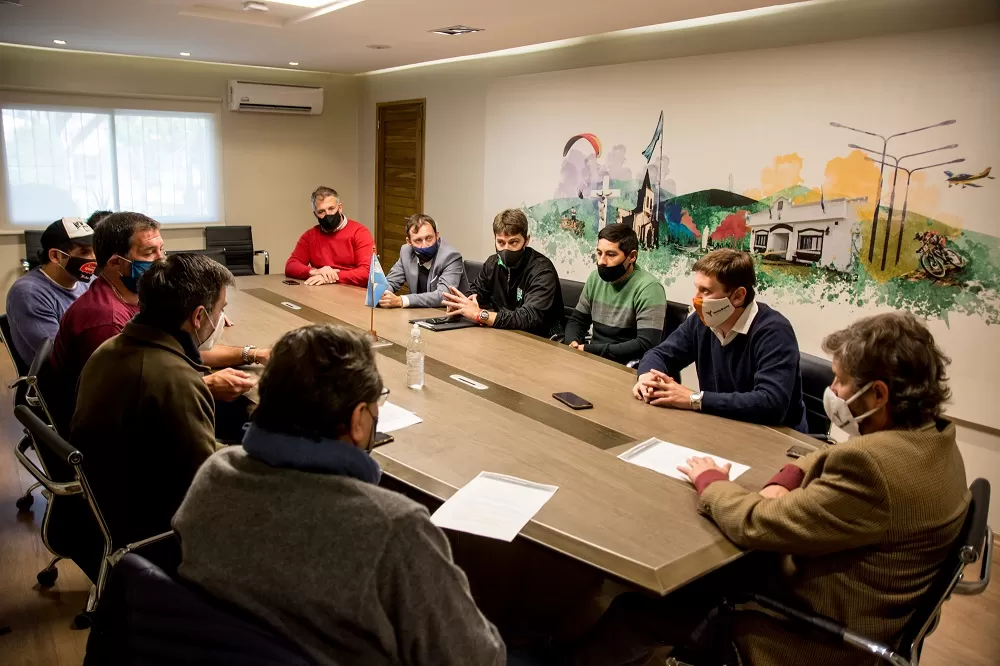 REUNIÓN. Autoridades municipales con representantes de clubes y escuelas deportivas. Foto: Municipalidad de YB