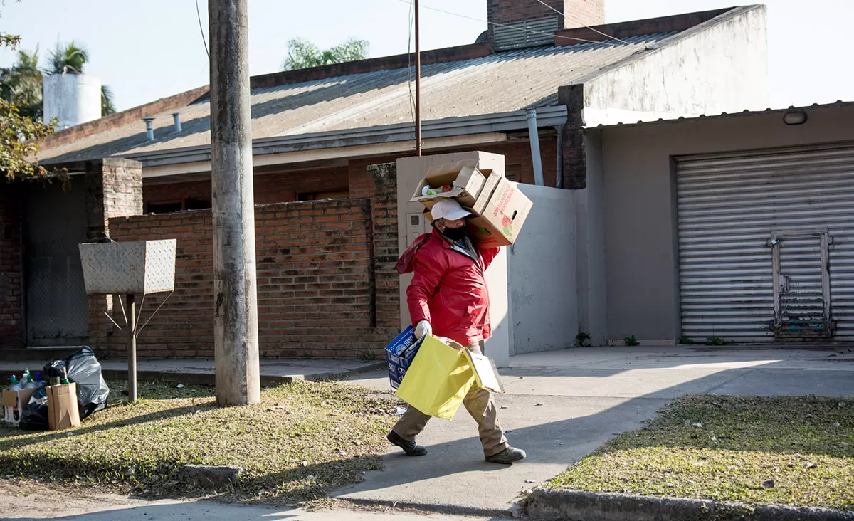 PRIMERA JORNADA. Un empleado municipal transporta material reciclable al camión. Foto: Prensa MYB