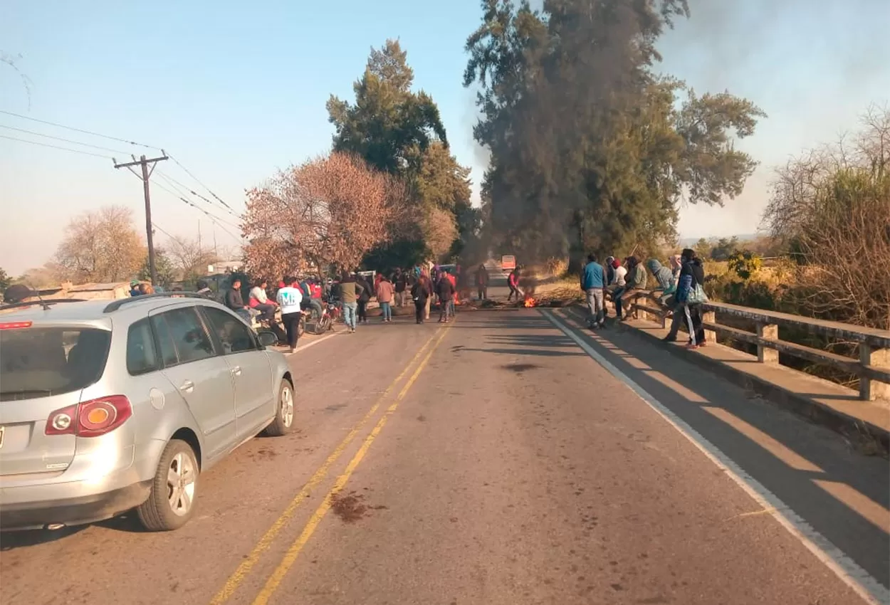 Los desalojaron durante la noche y cortan una ruta en Concepción