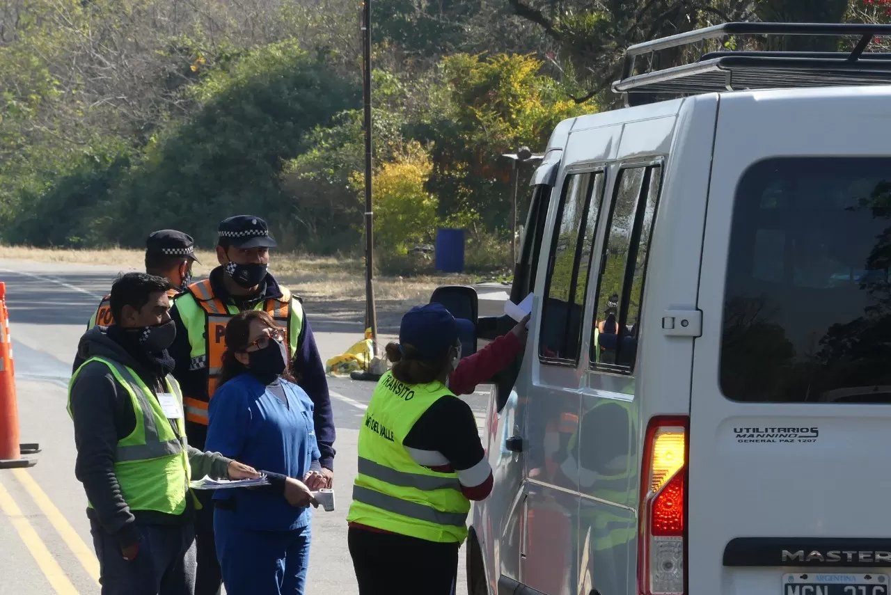 Control policial y sanitario en la ruta a los Valles.