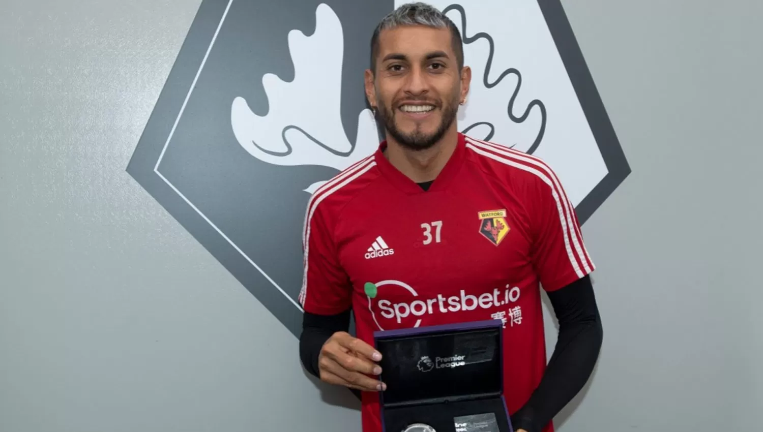 LOS 100. Maxi Pereyra recibió una placa por haber llegado a los 100 partidos junto a Watford.