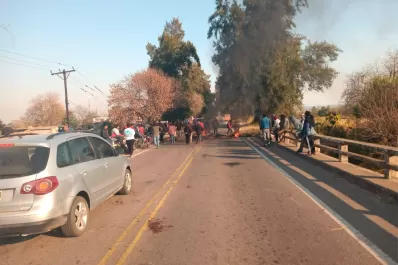 Los desalojaron durante la noche y cortan una ruta en Concepción