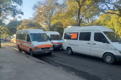 Transportistas escolares protestaron con una caravana por el centro