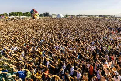 El cofundador de Lollapalooza cree que festivales y grandes conciertos volverían recién en 2022