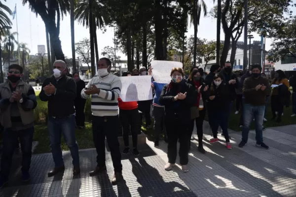 Seguirán presos los policías que agredieron a un abogado