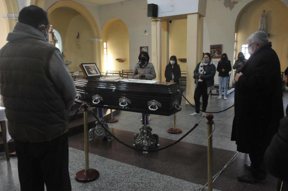 VELORIO. Los feligreses ingresaron por turnos al templo para rezar y presentar ofrendas para el sacerdote.