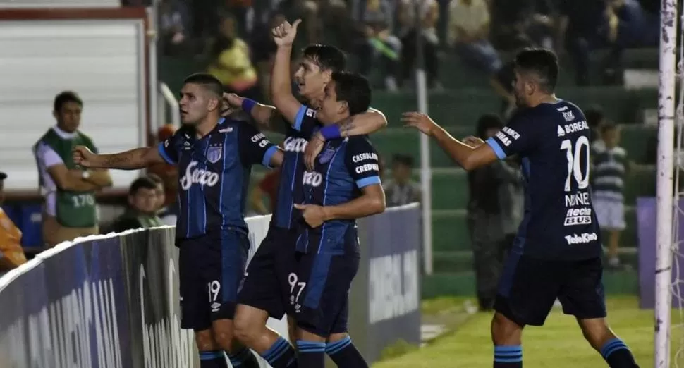 FESTEJO Y DESPEDIDA. Zampedri abraza a “Pulguita”, que marcó el 1-1. El 9 jugaría su último partido allí.  