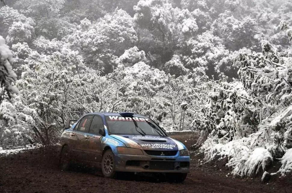 POSTAL. El auto que supera el vado, la nieve en la vegetación, la pasión intacta.