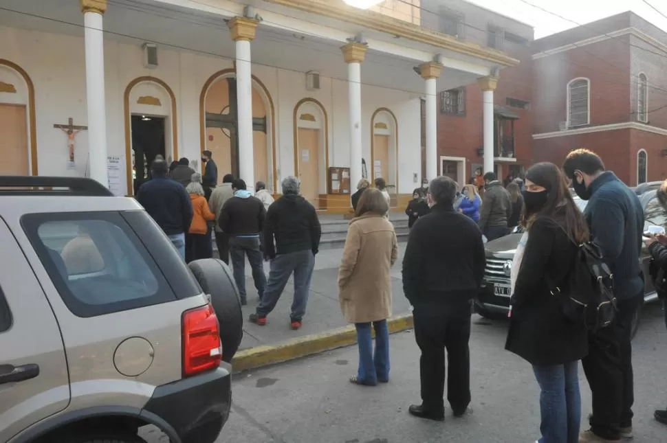 MULTITUD. Hubo filas para despedir al cura; los fieles ingresaron en grupos pequeños debido al protocolo de salud. 