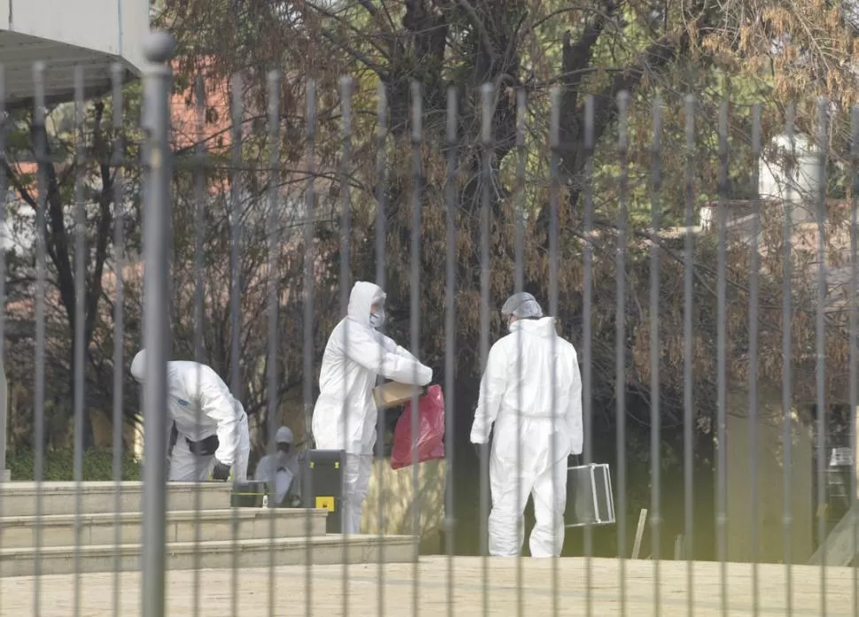 INVESTIGACIÓN. El Equipo Científico de Investigaciones Fiscales (ECIF) llevó adelante las pericias en el templo San Martín de Porres. la gaceta / foto de franco vera