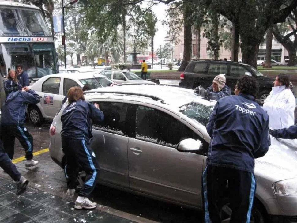 DIVERTIDOS. Jugadores “decanos” y una batalla con nieve frente al hotel.  