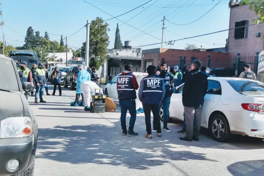 PERICIAS. Ayer examinaron el auto de Herrera, donde encontraron posibles pruebas.