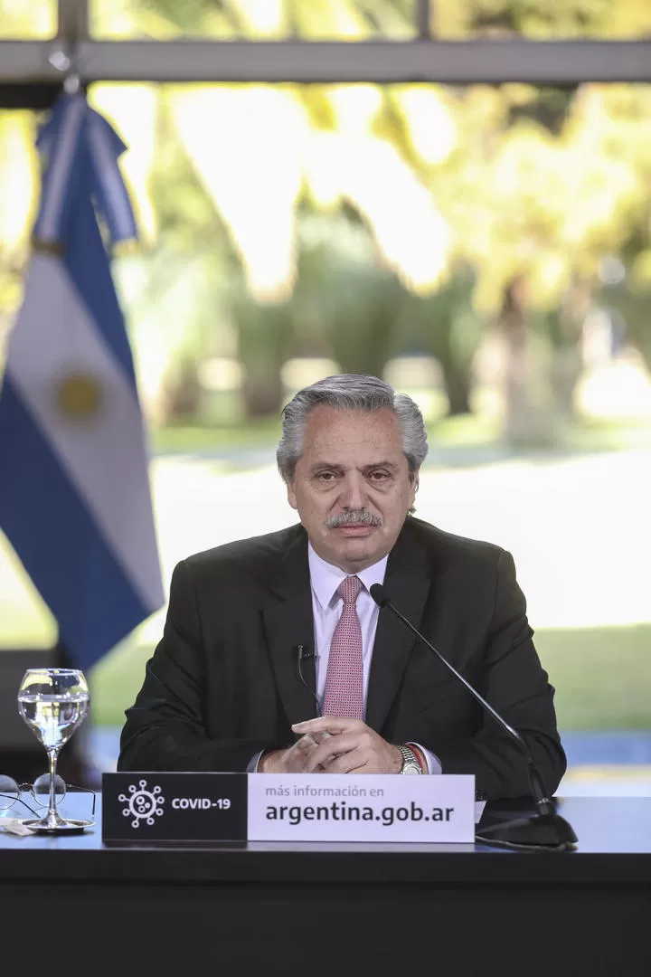 DESDE OLIVOS. Con gráficos, Fernández remarcó que los esfuerzos de la cuarentena están salvando vidas. télam