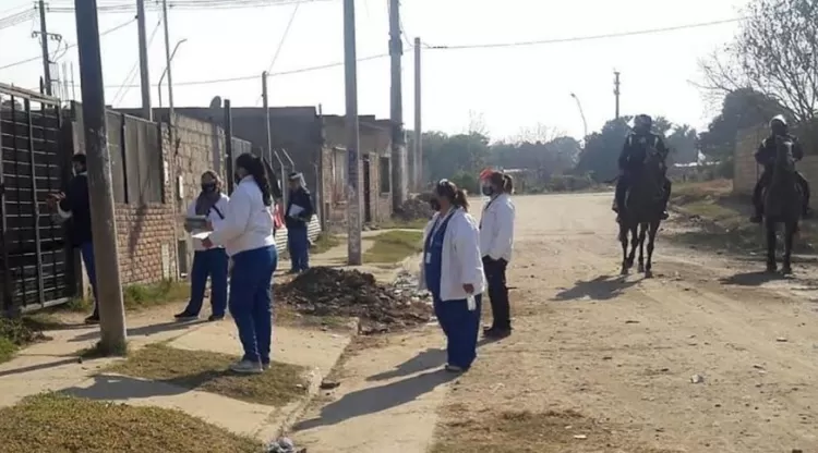 EN BARRIO NÉSTOR KIRCHNER. La búsqueda de febriles se lleva a cabo en la Capital. Foto: Ministerio de Salud