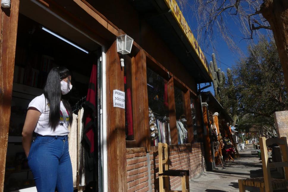 BARBIJO Y DISTANCIA. Así deben atender los comerciantes su negocio. 