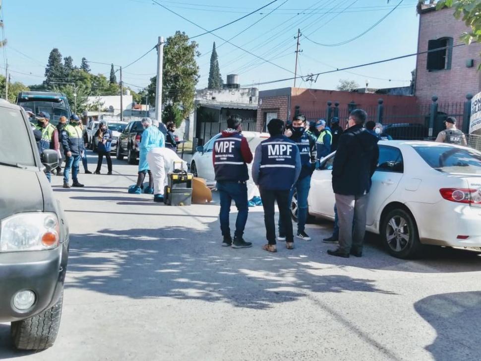 ALLANAMIENTO Y PERICIAS. Un gran despliegue de investigadores trabajó en la casa pasaje Hernán Cortés 3.200. 