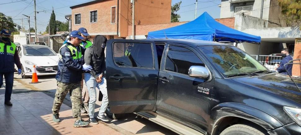 EL TRASLADO. Jorge Leonardo Herrera es traslado por policías para que le realicen un examen médico. Horas después, la fiscala Adriana Giannoni ordenaba su aprehensión. Hoy iba a declarar por videollamada.