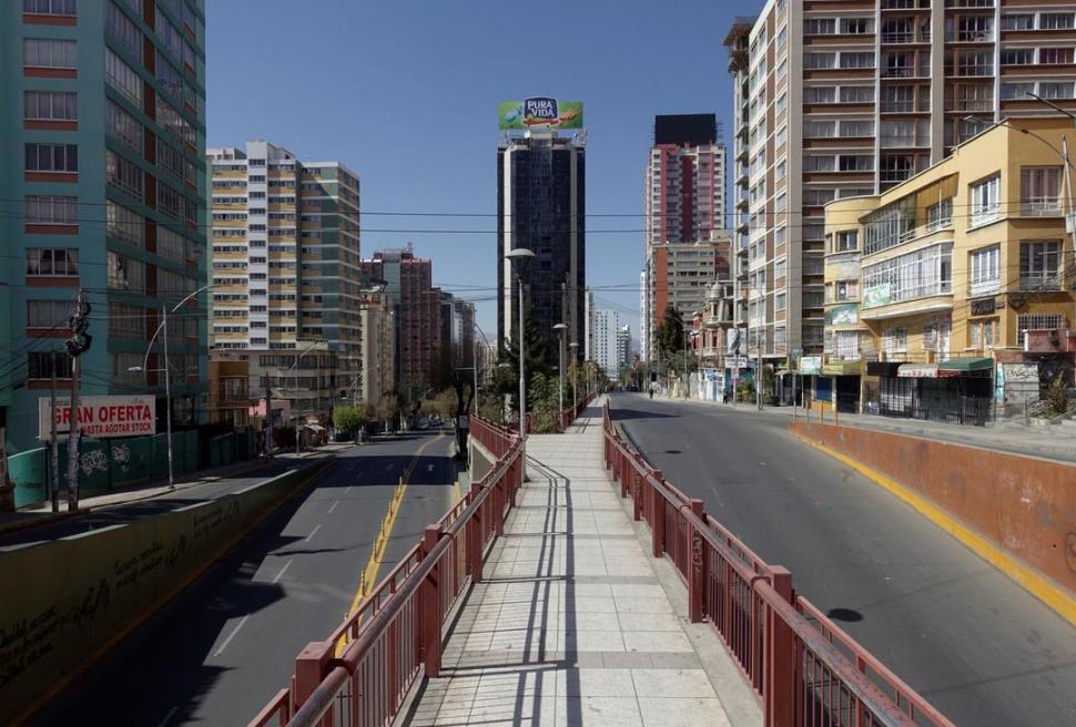 AISLAMIENTO.- Las calles de La Paz, en Bolivia, quedaron vacías, tras la imposición de una cuarentena rígida, para frenar los contagios.