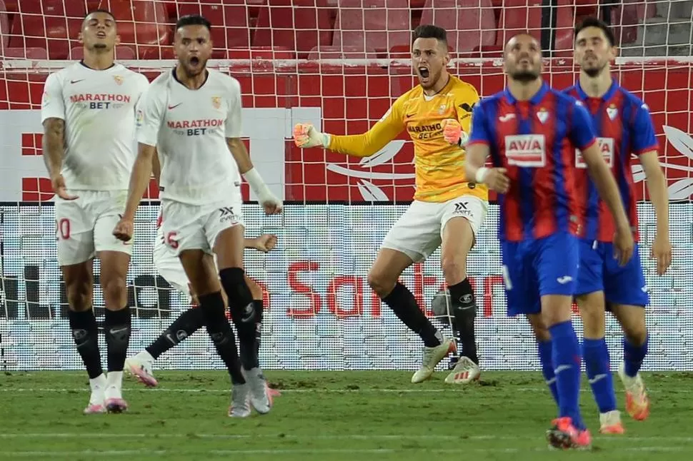 	SE LUCIÓ. Lo que hizo Ocampos en el partido que Sevilla le ganó a Eibar fue muy festejado: marcó el gol del triunfo y luego salvó el empate como arquero. credito xxxxxxxx