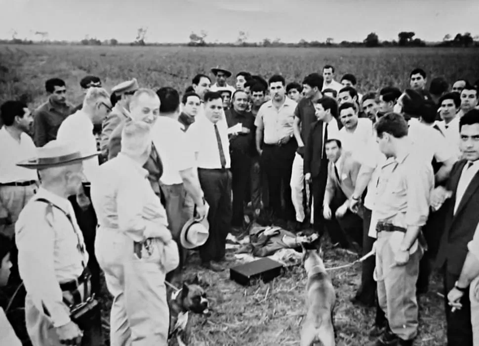 PURA CÁBALAS. Los monterizos le piden a Sixto Ibáñez que los ayude a ganar la Quiniela desde que hizo saltar la banca con su muerte.