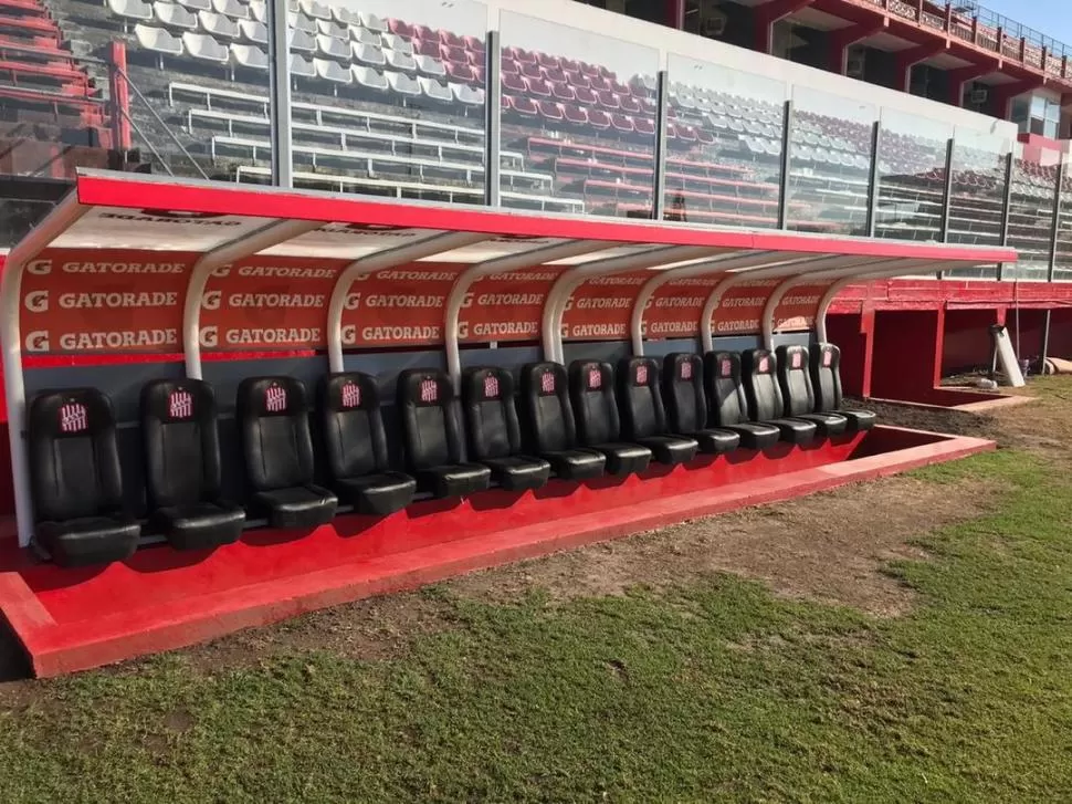 UN ORGULLO. Así luce uno de los dos bancos de suplentes que se restauraron a nuevo en el estadio.  