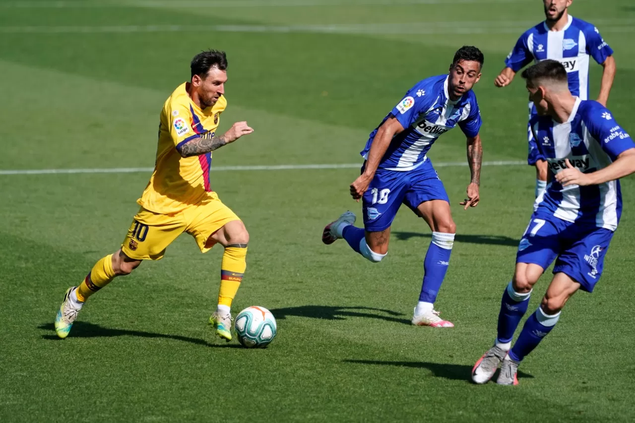 IMPARABLE. Messi encara a los jugadores del Alavés en otro partido brillante. REUTERS