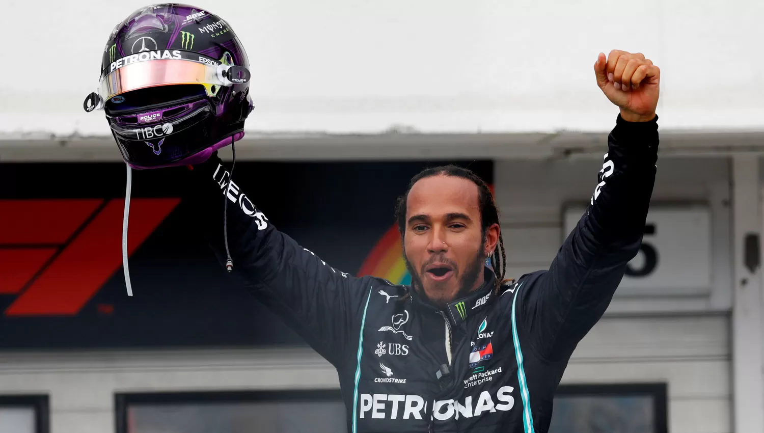 BRAZOS ARRIBA. La postal se repitió por segundo fin de semana consecutivo y Hamilton retomó el control de la categoría que domina desde hace casi una década.