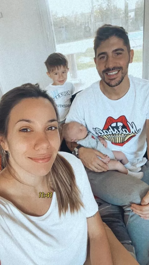 LA FAMILIA ERBES. “Pichi” tiene en sus brazos a la pequeña Aitana rodeado por Agustina y Benicio. 