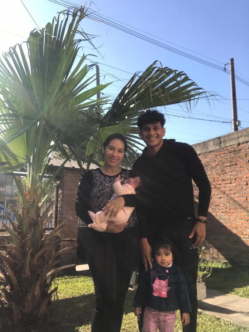 FELICES. Lucas Diarte junto a Laura y las hijas de la pareja: Martina, la bebé, e Isabella, la mayor.