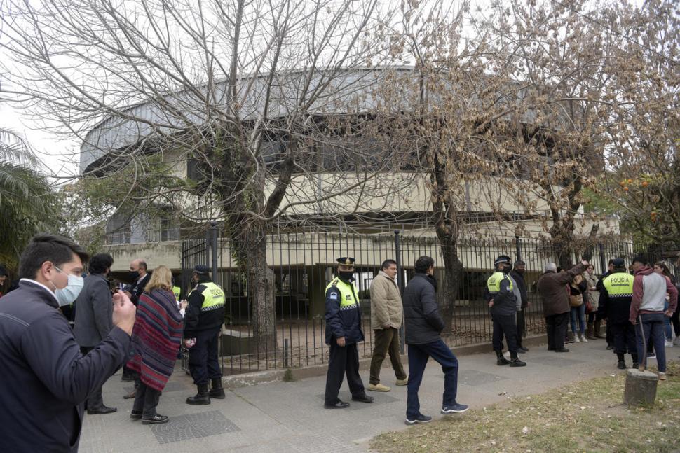 REVUELO EN SAN MARTÍN DE PORRES. Los vecinos de ese sector de Villa Luján se convulsionaron con el movimiento de peritos y policías el día que hallaron el cuerpo. la gaceta / foto de franco vera