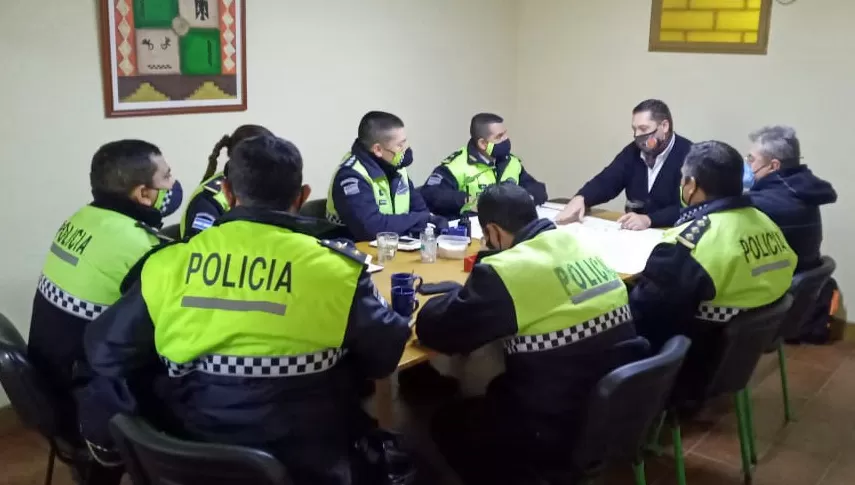 COORDINACIÓN. El secretario de Seguridad de la Municipalidad de Yerba Buena, Mauricio Argiró, dialoga con jefes de la Policía sobre el operativo que desplegarán mañana por toda la Ciudad Jardín y por su zona de influecia..