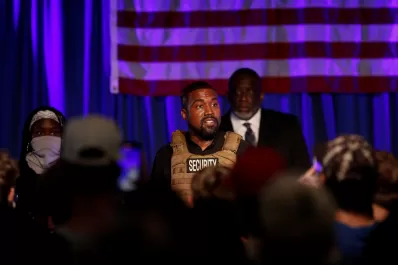 Kanye West arrancó su campaña a pura promesa: un millón de dólares por bebé y marihuana gratis