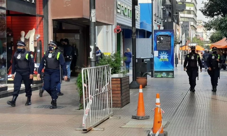 EN LAS CALLES. El equipo anti mecheras de la Guardia Urbana.