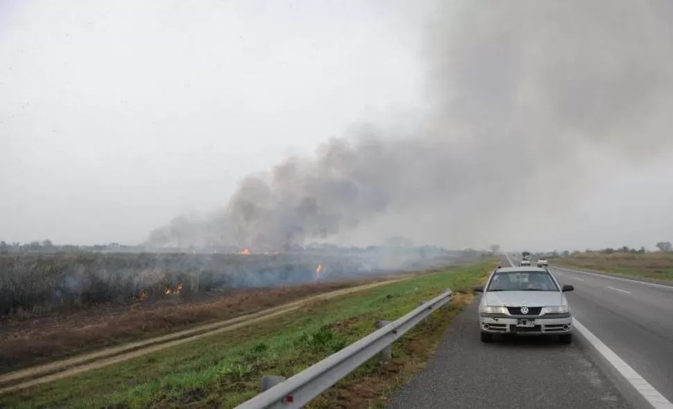 “POSTAL” TÍPICA DE LA RUTA. Las quemas al costado del camino son habituales en las carreteras tucumanas. la gaceta / foto de osvaldo ripoll