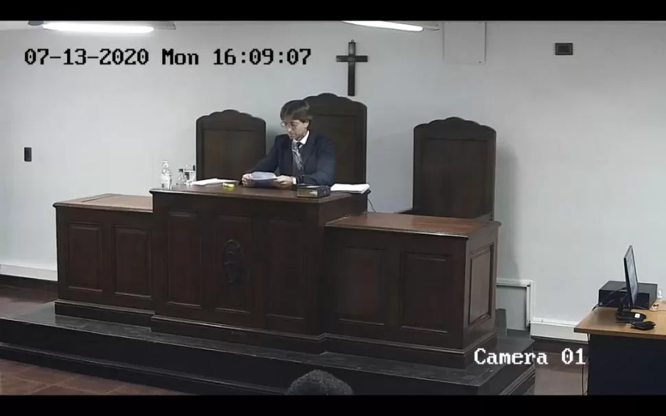 AUDIENCIA. Saracho Daza lee los argumentos de la absolución de Romano. 