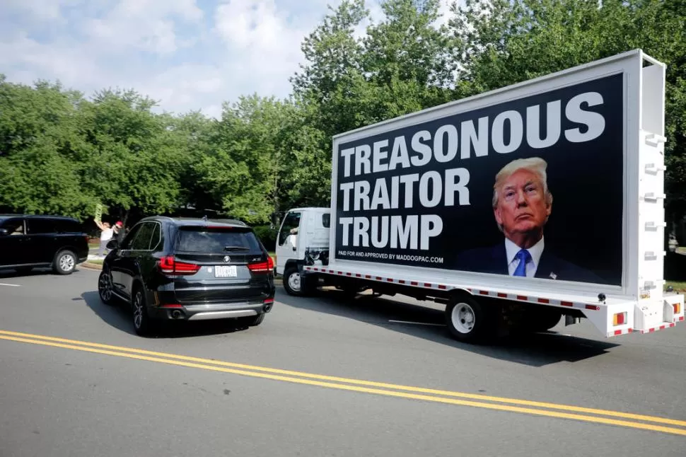 CARTEL. “Trump traidor”, se lee frente al club de golf del presidente. 