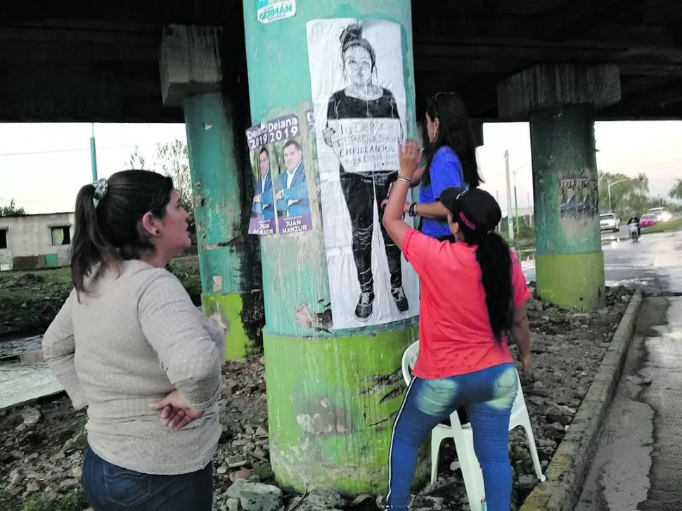 AFICHES. La imagen de esta mujer se repite en gran parte de la ciudad. 