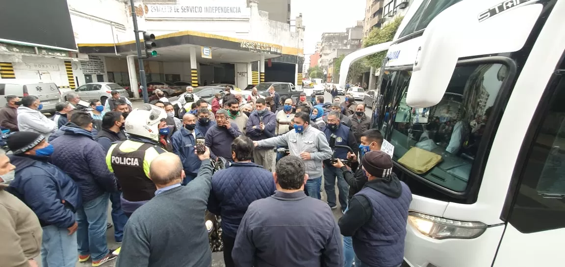 Protesta de choferes de la empresa Aconquija en el centro.