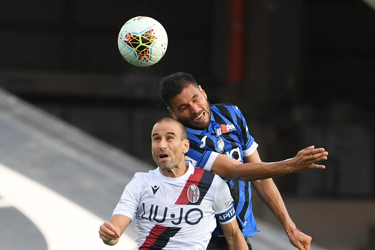 ROCE. Palomino y Palacio disputan una pelota aérea durante el encuentro. REUTERS 