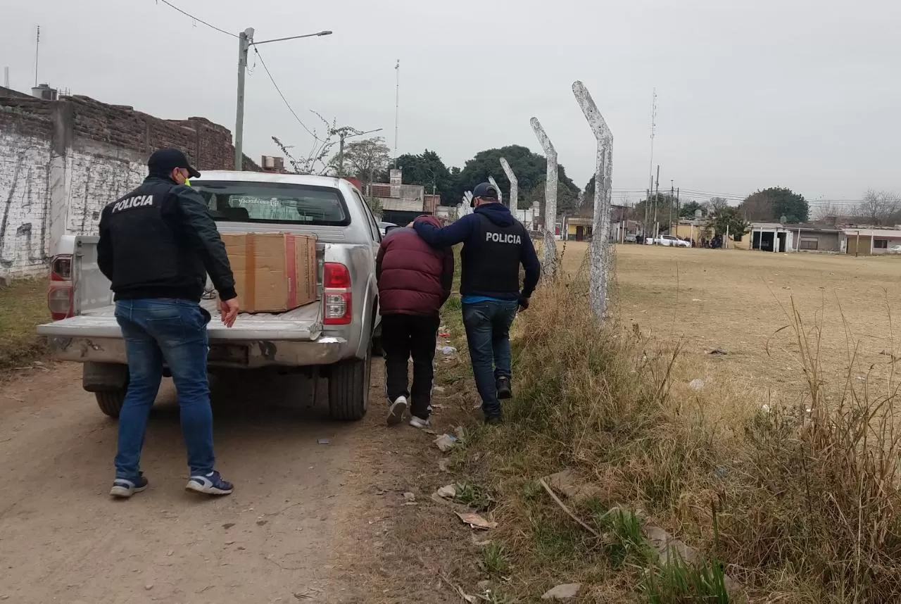 CAYÓ RAMÓN. El sospechoso es retirado en un móvil policial. Foto: Ministerio de Seguridad