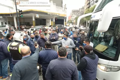 Con ómnibus de la empresa Aconquija, los choferes bloquearon el centro por deudas salariales