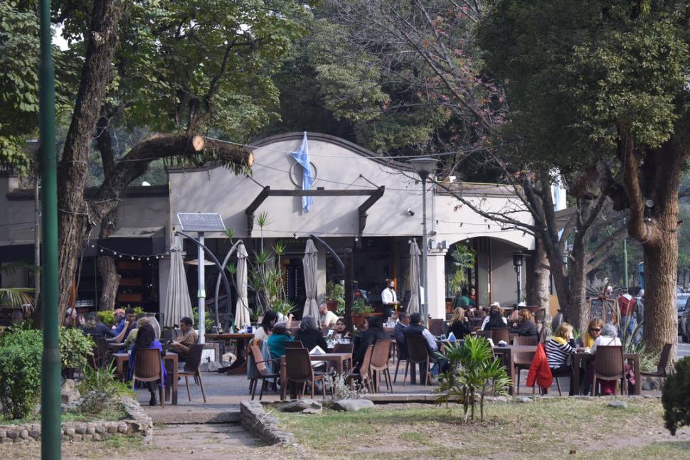 DOS DÍAS DE FESTEJO. El domingo y ayer se vieron numerosos grupos de amigos y de amigas celebrando su día en los bares del Parque 9 de Julio. 