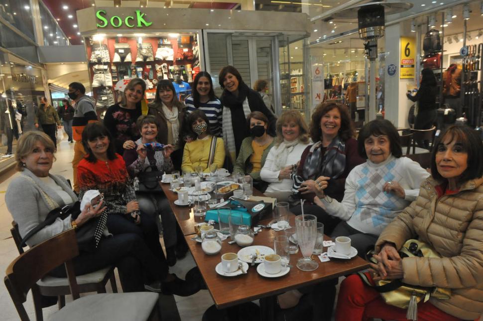 CAFETEANDO. Un grupo de amigas se reunió a la mañana en un café de una galería céntrica.