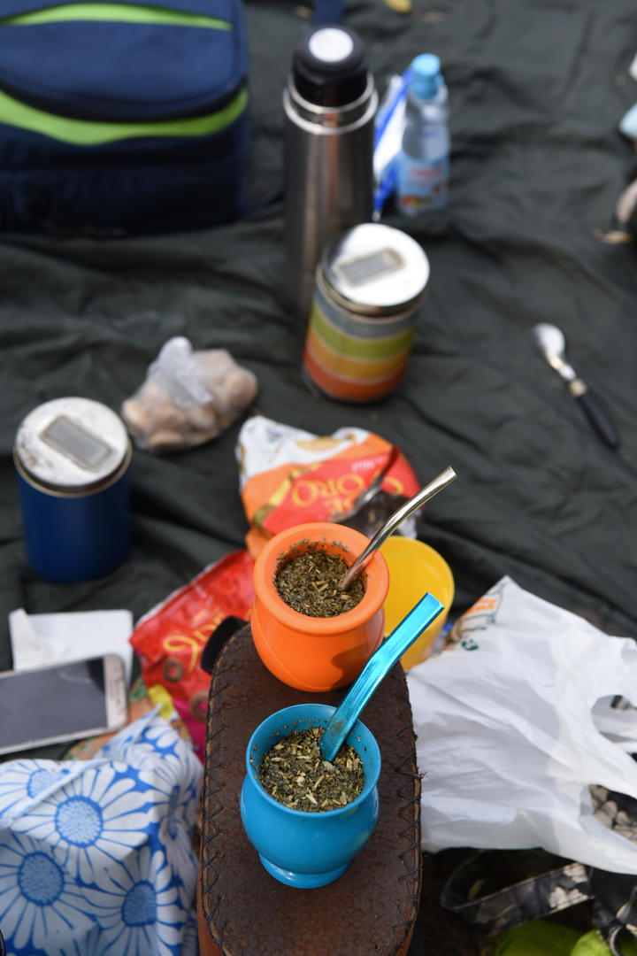 DOS MATES. Eliana y Daniela fueron al parque para que sus hijos jugaran. Mientras tanto, ellas tomaron mate, pero por separado.