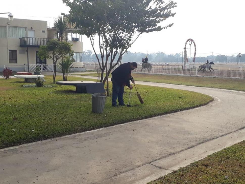 PREPARATIVO. El empleado Sergio Bravo realiza el mantenimiento de la nueva redonda del circo hípico de avenida Leguisamo.  