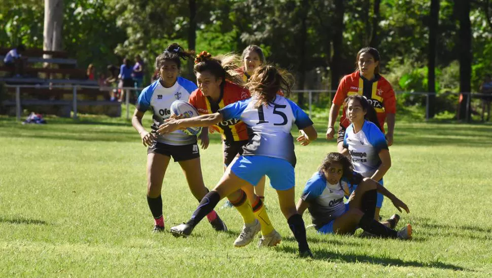 EVALUACIÓN. World Rugby considera prohibir que mujeres trans jueguen la versión femenina de ese deporte.