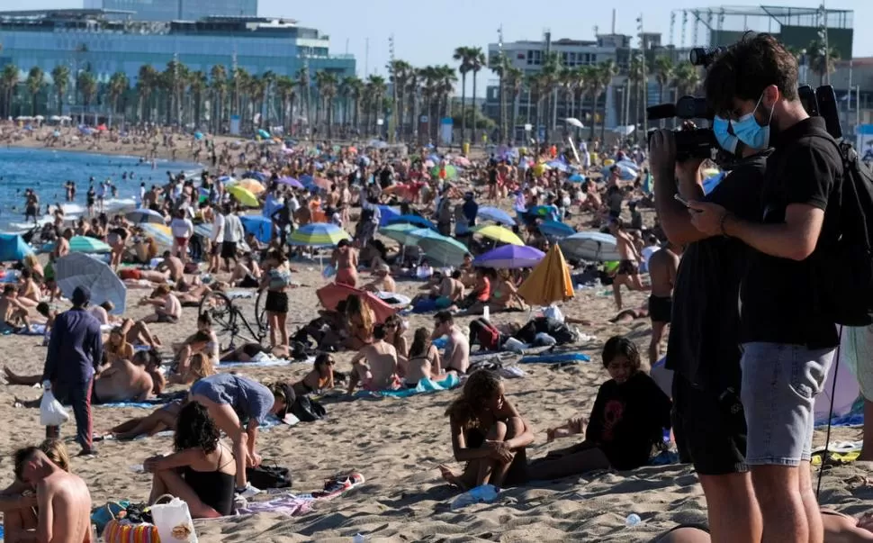 BARCELONA. Periodistas registran la gran afluencia a las playas; por el aumento de casos se pidió que la gente se quede en sus casas, pero eso no ocurrió fotos reuters