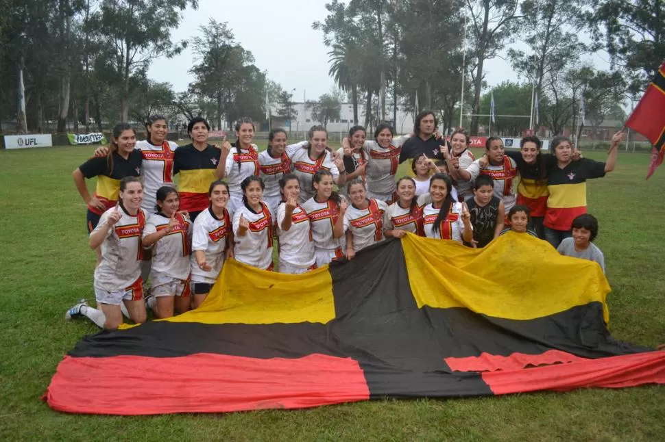 BAJO LA LLUVIA. Las chicas de Cardenales levantaron el índice señalando que era sólo el primer título. No fueron derrotadas sino hasta la final de 2015. 