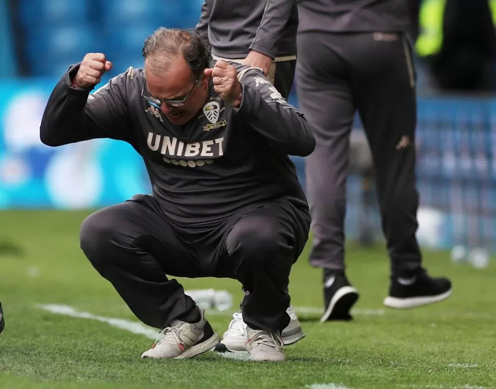 CADA VEZ LO QUIEREN MÁS. Marcelo Bielsa se convirtió en el héroe de los hinchas de Leeds United, club al que llevó otra vez a la Liga Premier después de 16 años. 