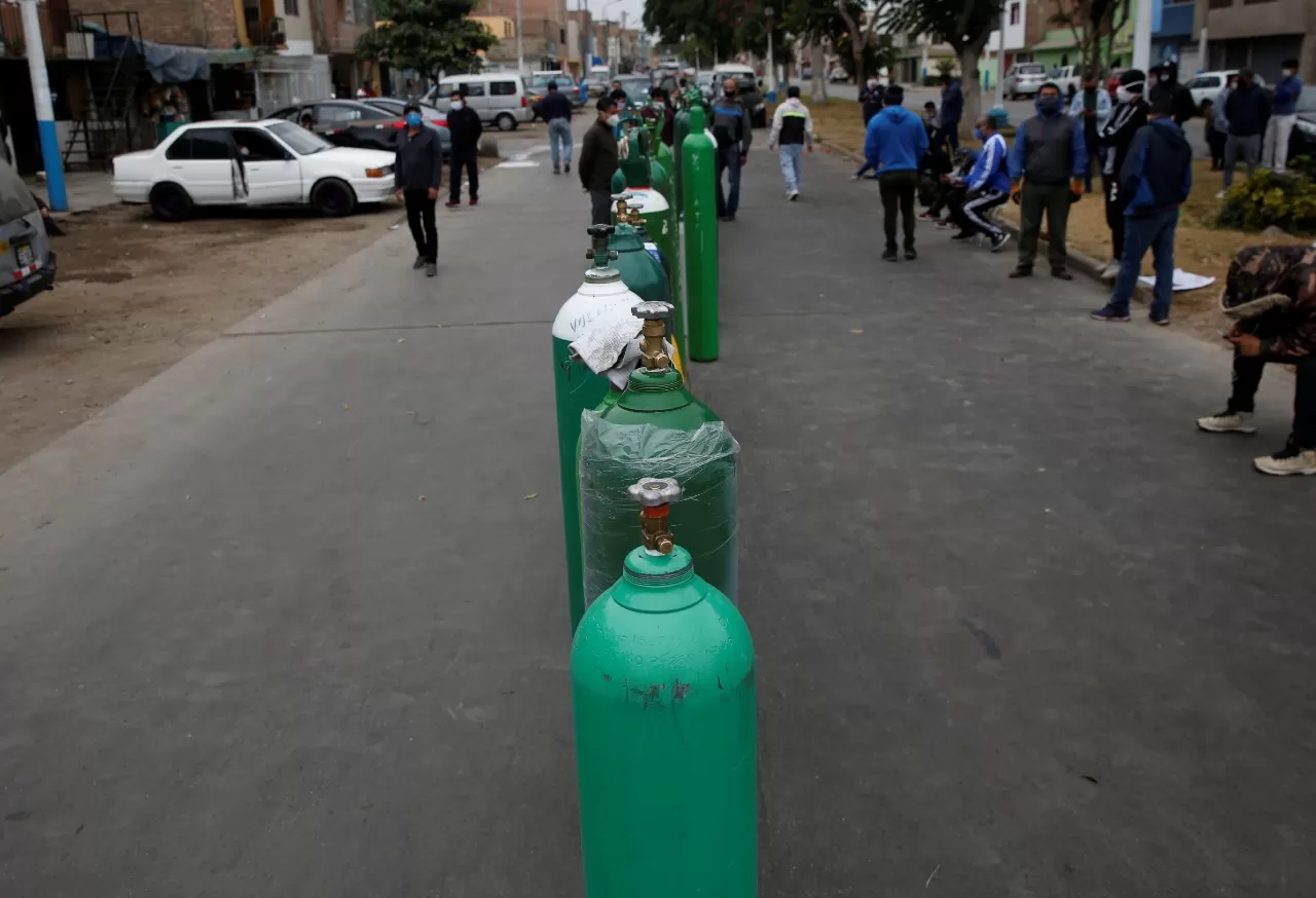 EN LIMA. Los tanques de oxígeno afuera de un distribuidor privado que recarga los tanques, en medio de la propagación de la enfermedad por coronavirus. REUTERS 